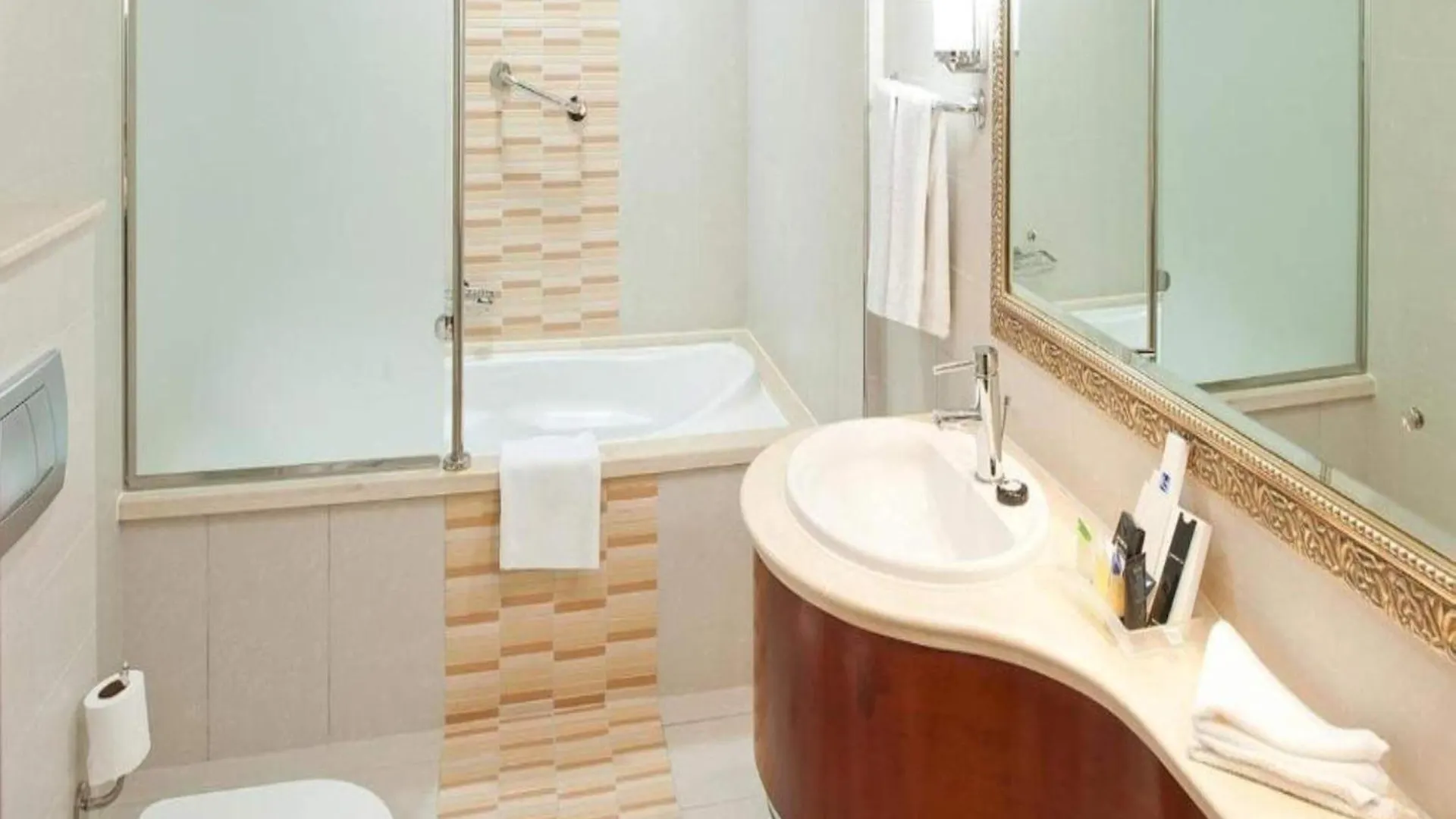 Sunday Hotel Holiday International Dubai