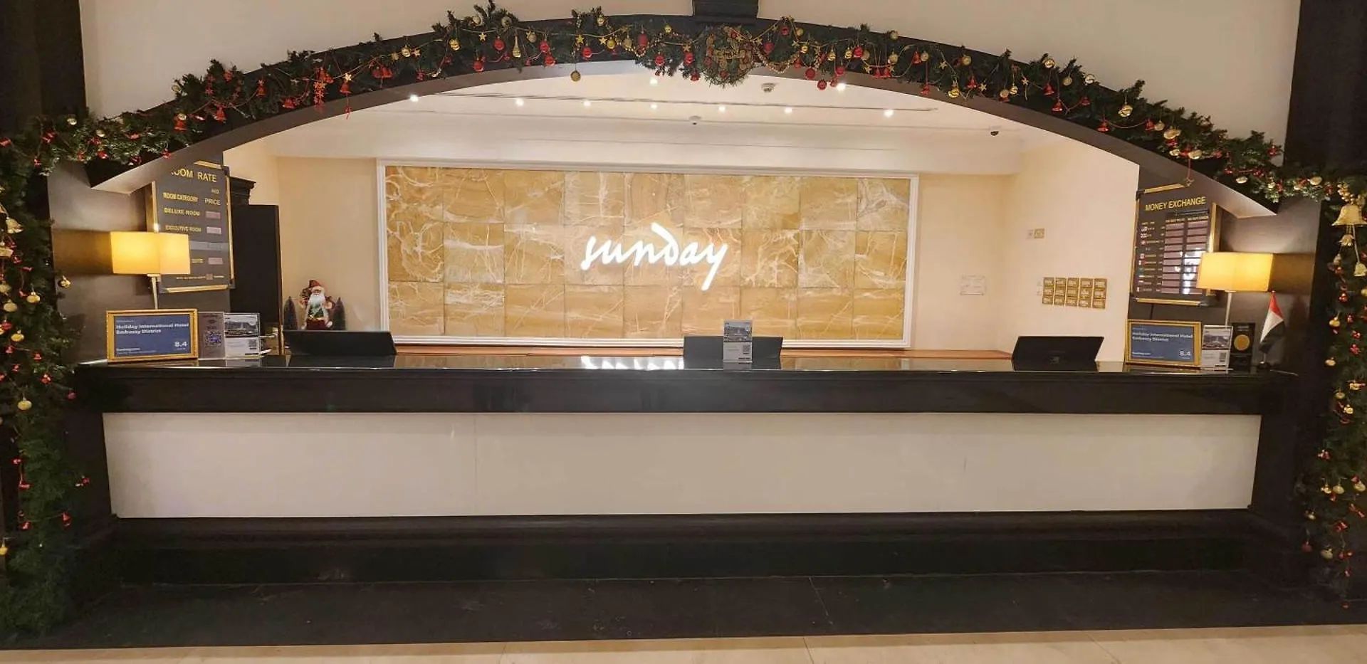 ****  Sunday Hotel Holiday International Dubai United Arab Emirates
