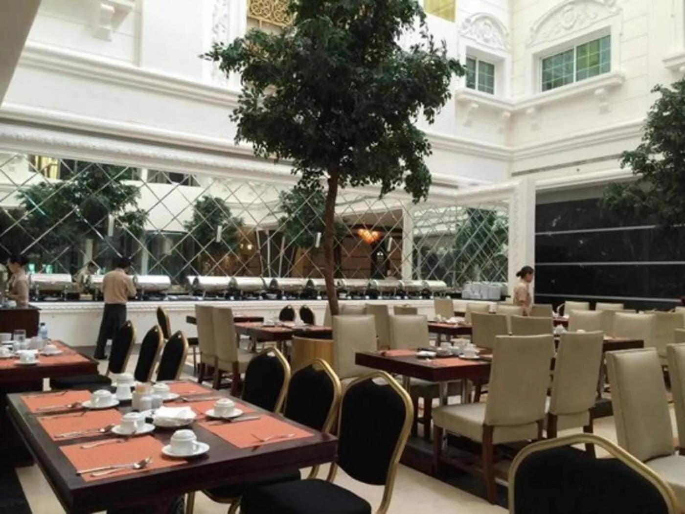 ****  Sunday Hotel Holiday International Dubai United Arab Emirates