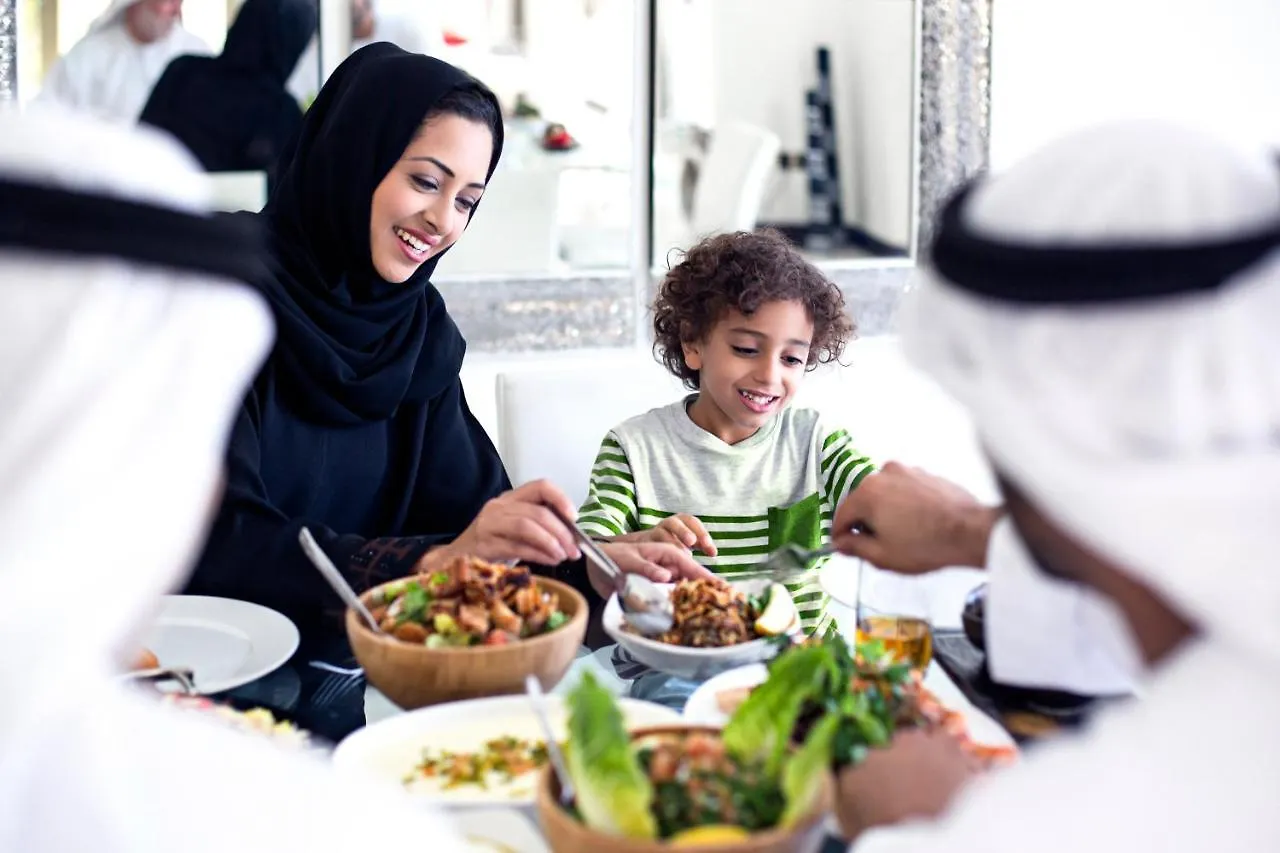 ****  Sunday Hotel Holiday International Dubai United Arab Emirates
