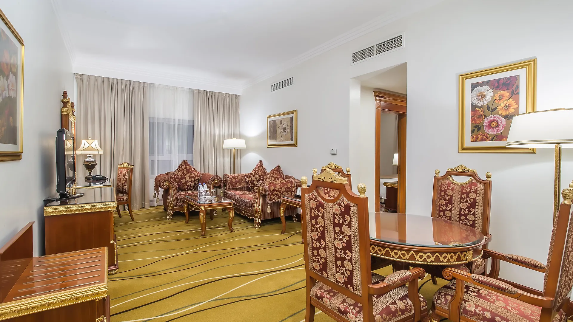Sunday Hotel Holiday International Dubai 4*,  United Arab Emirates