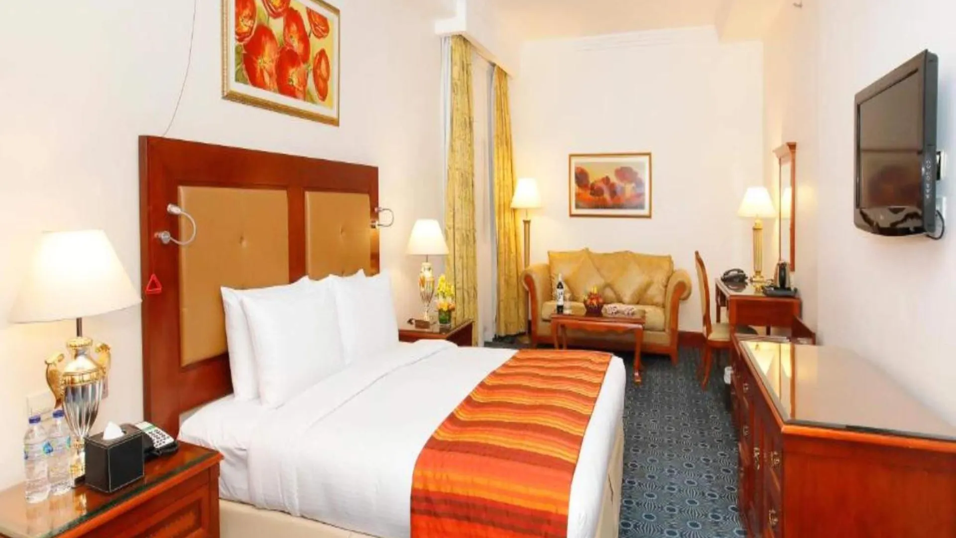 Sunday Hotel Holiday International Dubai 4*,